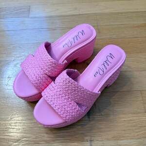 Wild Pair Niftyy Pink Woven Raffia Espadrille Platform Wedge Slide Sandals